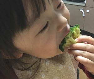ブロッコリーを食べる子ども